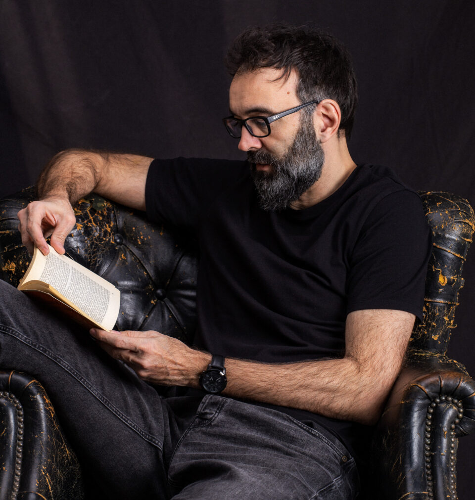 Retraro de Avedon leyendo un libro en una butaca